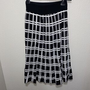 Metrowear Women’s Long Skirt Size S Black White Geometric